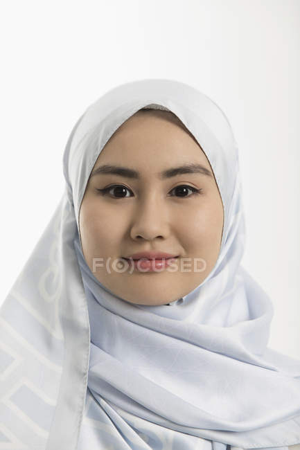 Portrait jeune femme souriante et confiante en hijab de soie bleue — Photo de stock