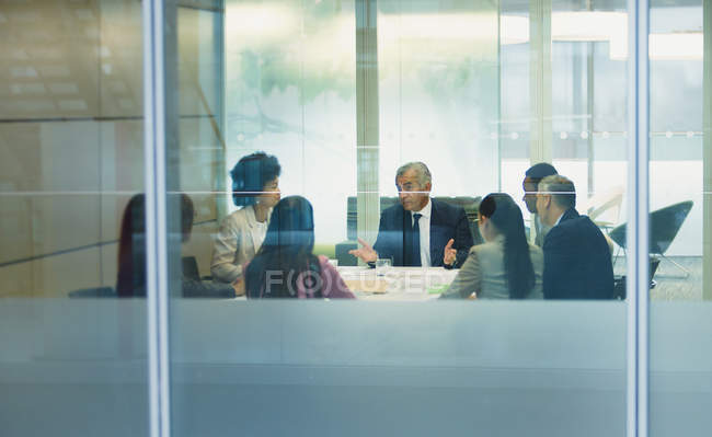 Empresário conversando em reunião de sala de conferências — Fotografia de Stock