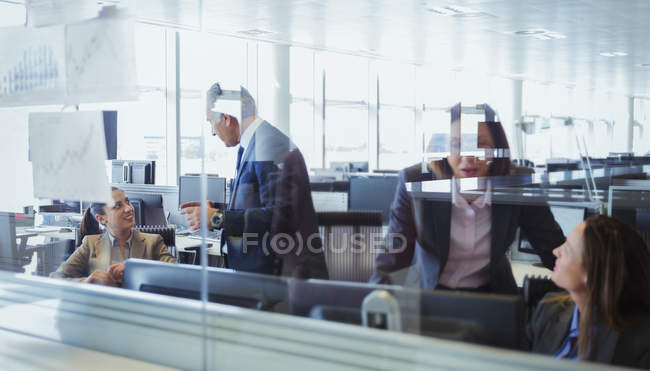 Gente de negocios trabajando en oficina - foto de stock