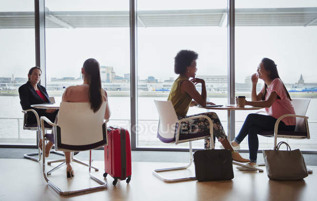 Donne d'affari che parlano nella business lounge dell'aeroporto — Foto stock