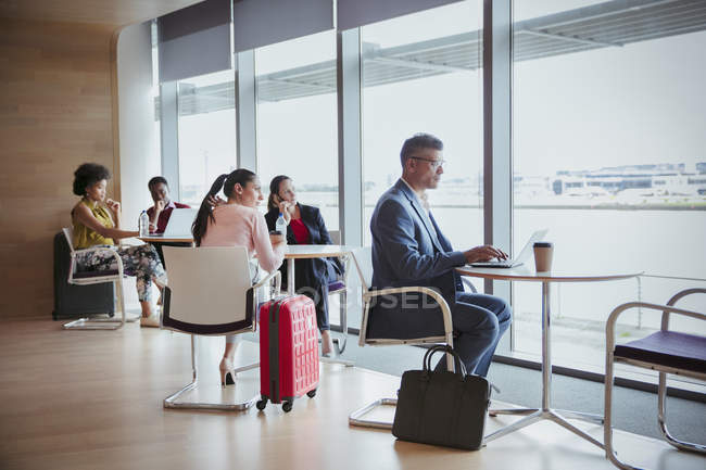 Business people working in airport business lounge — Stock Photo