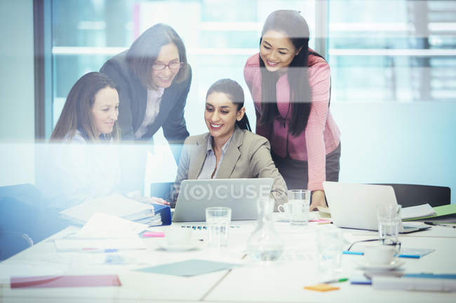 Mulheres de negócios usando laptop em reunião de sala de conferências — Fotografia de Stock