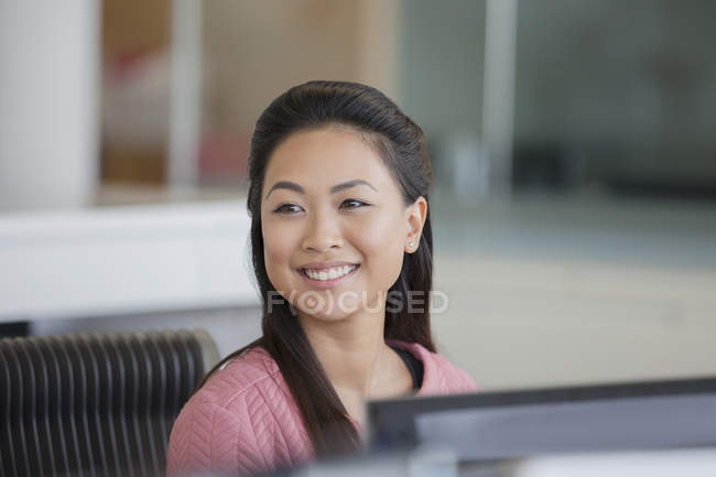 Porträt lächelnde, selbstbewusste Geschäftsfrau im Amt — Stockfoto