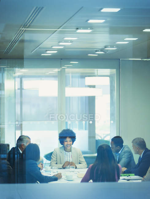 Улыбающаяся деловая женщина в конференц-зале — стоковое фото