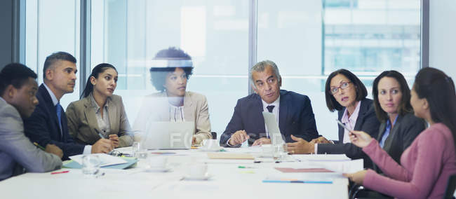 Les gens d'affaires parlent en salle de conférence — Photo de stock