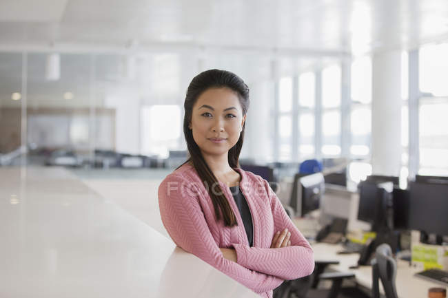 Retrato confiado, ambiciosa mujer de negocios en el cargo - foto de stock