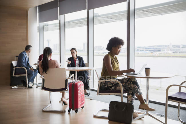 Business people working in airport business lounge — Stock Photo