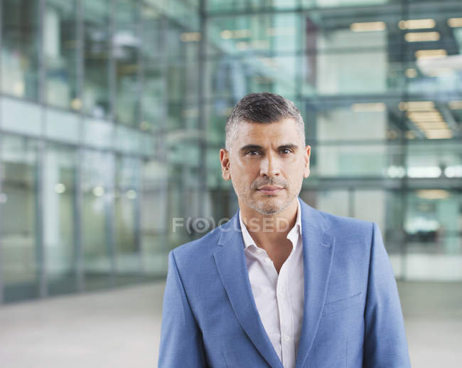 Портрет уверенного бизнесмена, смотрящего в камеру — стоковое фото