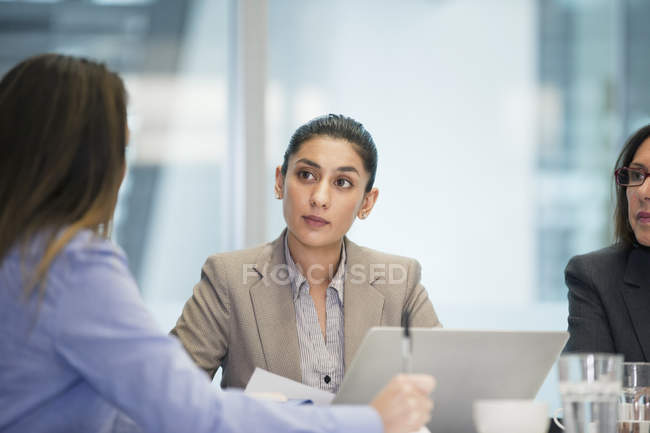 Mujer de negocios atenta escuchando en la reunión de la sala de conferencias - foto de stock