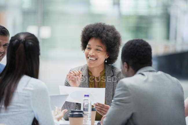 Zufriedene Geschäftsfrau spricht bei Treffen — Stockfoto