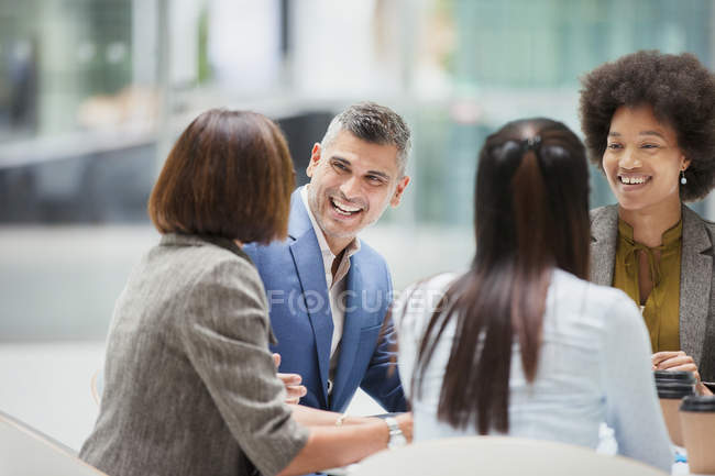 Gente de negocios riendo en reunión - foto de stock