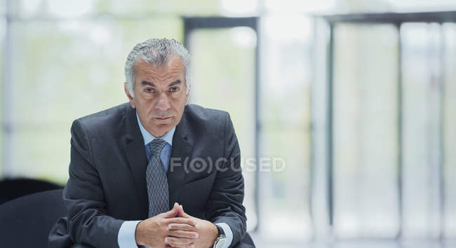 Портрет уверенный, серьезный старший бизнесмен — стоковое фото