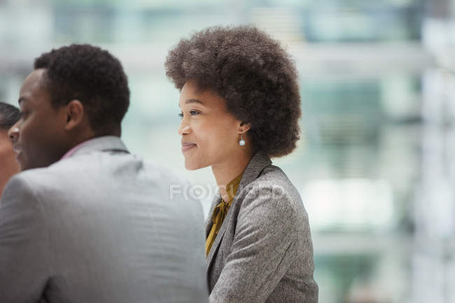 Lächelnde, selbstbewusste Geschäftsfrau, die bei Treffen zuhört — Stockfoto