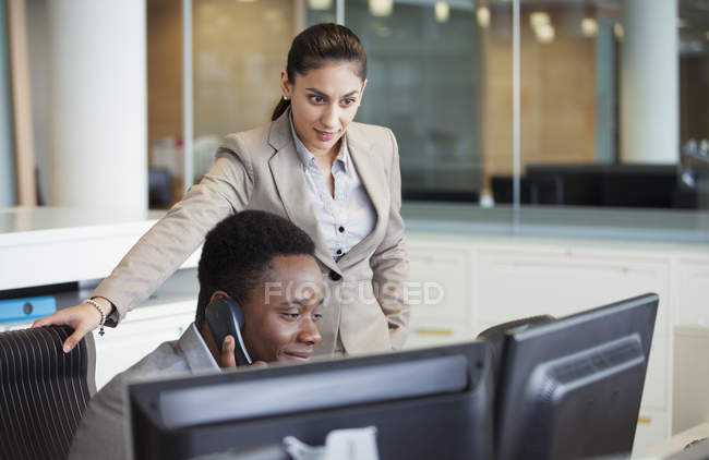 Business people at computers in office — Stock Photo