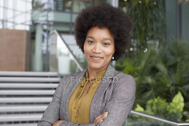 Porträt selbstbewusste Geschäftsfrau blickt in die Kamera — Stockfoto