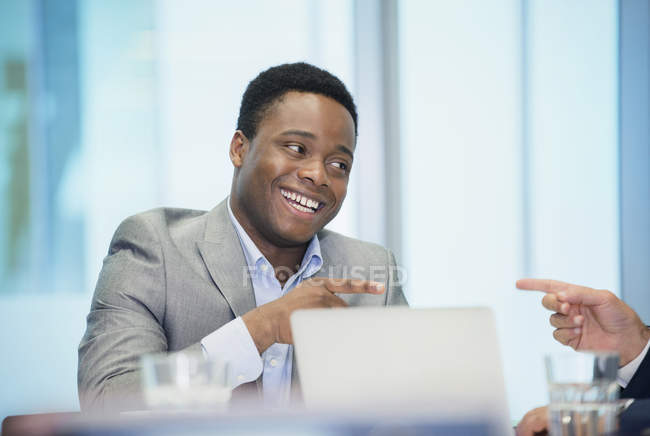 Uomo d'affari sorridente in riunione — Foto stock