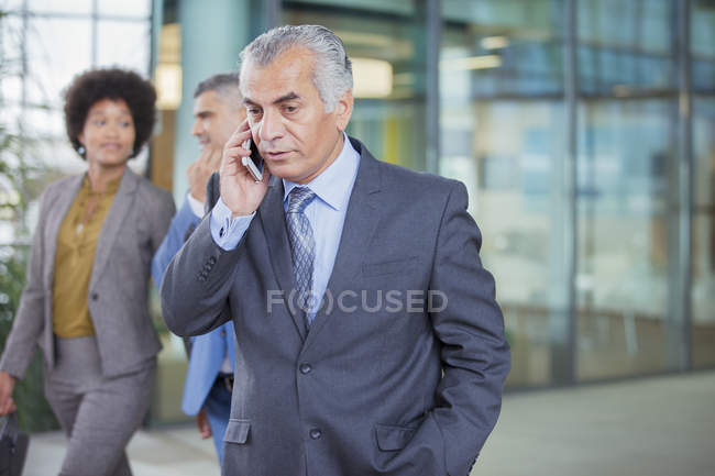 Senior businessman talking on cell phone — Stock Photo