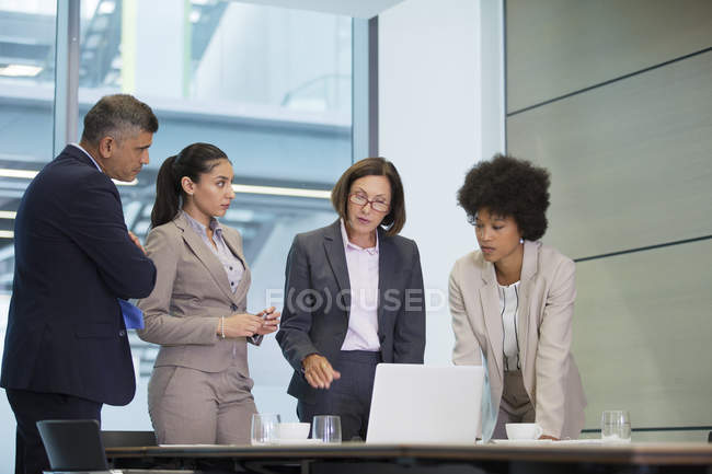 Gente de negocios trabajando en la computadora portátil en la reunión de la sala de conferencias - foto de stock