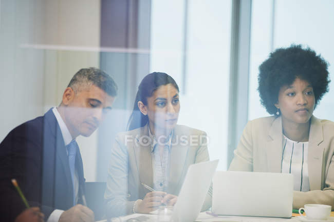 Сосредоточенные деловые люди в конференц-зале — стоковое фото