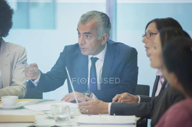 Seriöser Geschäftsmann spricht im Konferenzraum — Stockfoto