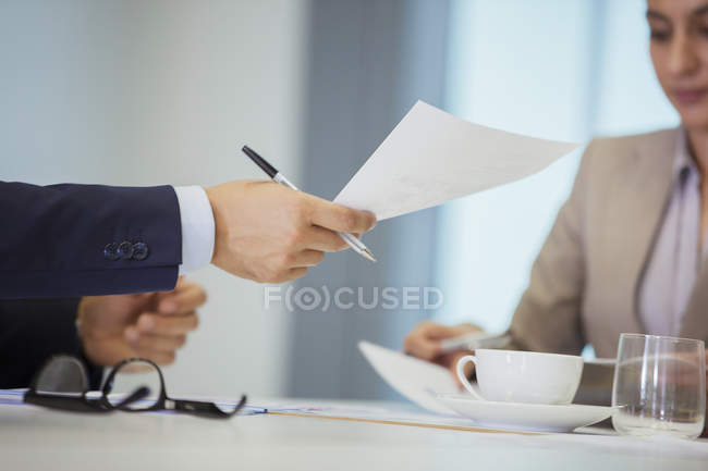 Uomini d'affari con scartoffie in riunione — Foto stock