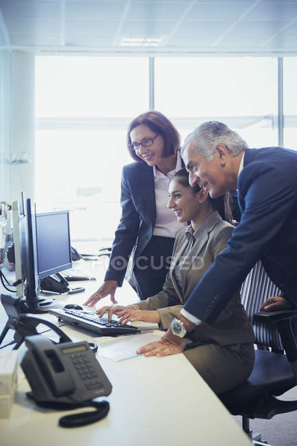 Gente de negocios trabajando en la computadora en la oficina - foto de stock