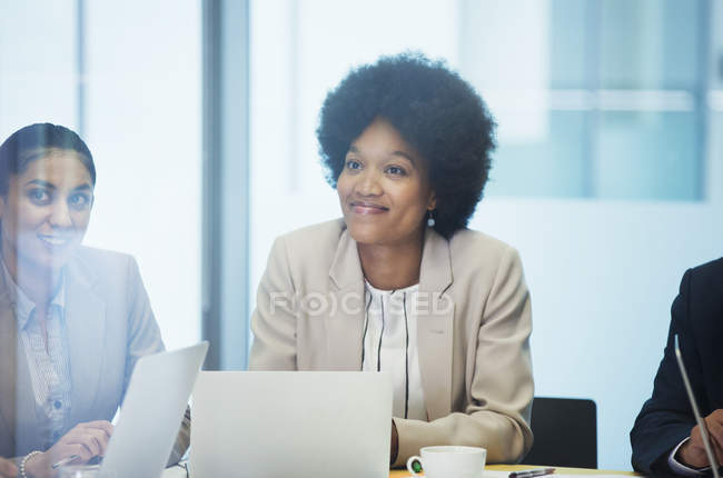 Fiduciosa donna d'affari in ascolto in sala conferenze riunione — Foto stock