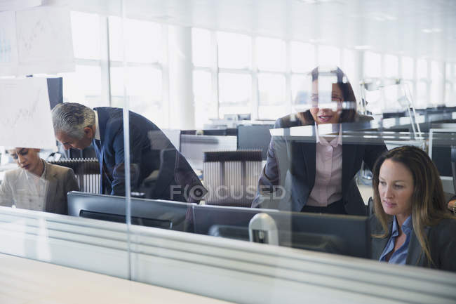 Деловые женщины, работающие за компьютерами в офисе — стоковое фото