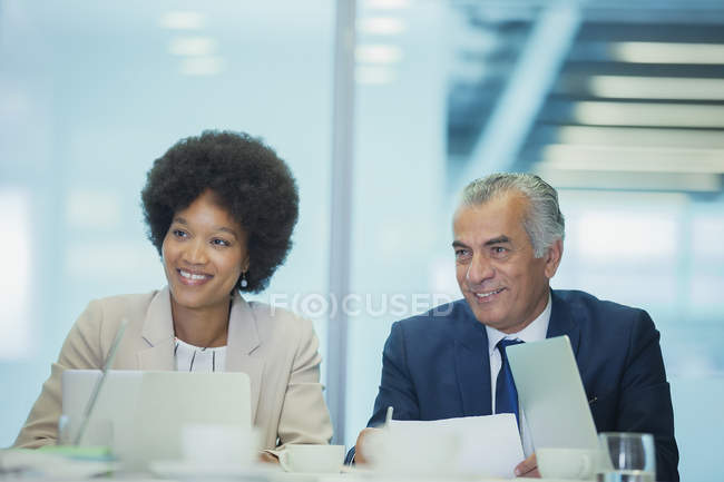 Lächelnde Geschäftsleute im Konferenzraum — Stockfoto
