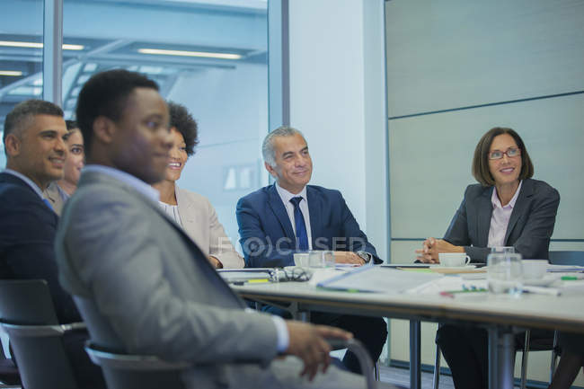 Pessoas de negócios ouvindo em reunião de sala de conferência — Fotografia de Stock
