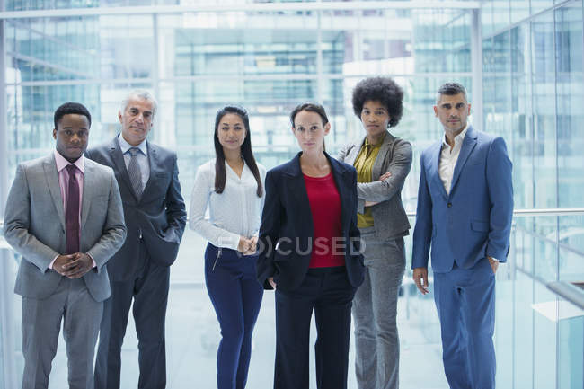 Retrato confiante, pessoas de negócios sérios — Fotografia de Stock