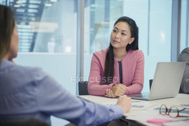 Aufmerksame Geschäftsfrau hört bei Besprechung im Konferenzraum zu — Stockfoto