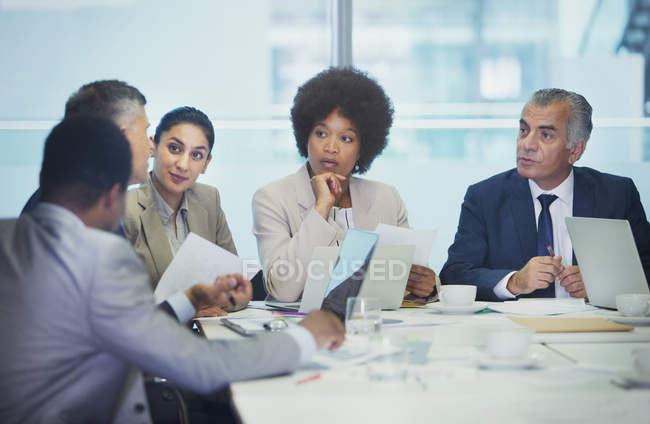 Aufmerksame Geschäftsleute hören bei Besprechungen im Konferenzraum zu — Stockfoto