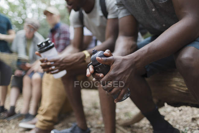 Close up male hikers resting with water bottles — Stock Photo