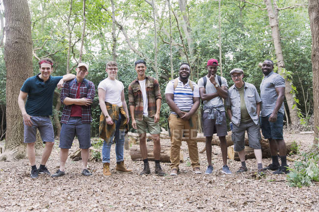 Ritratto sicuro di sé escursionisti di gruppo in piedi in fila nel bosco — Foto stock