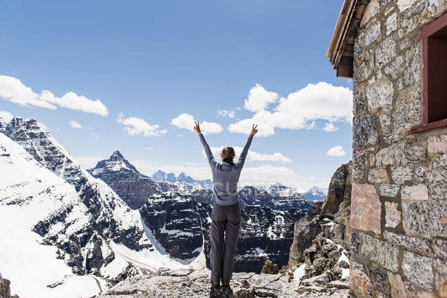 Богатая женщина-туристка на солнечной, снежной вершине горы, парк Йохо, Британская Колумбия, Канада — стоковое фото