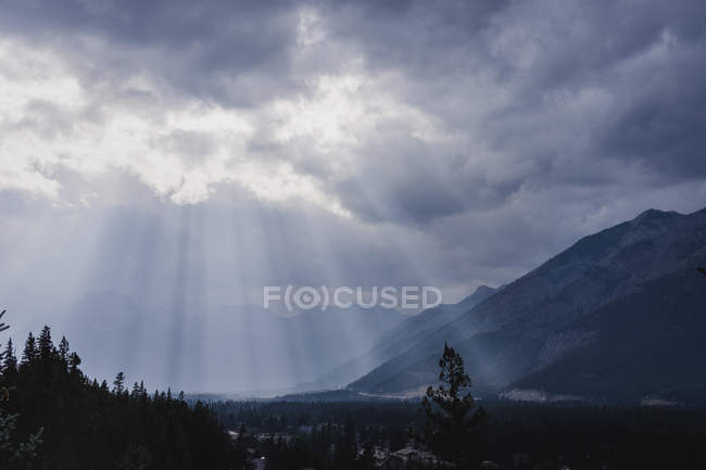 Rayons de soleil traversant des nuages au-dessus de montagnes et de vallées idylliques, Banff, Alberta, Canada — Photo de stock