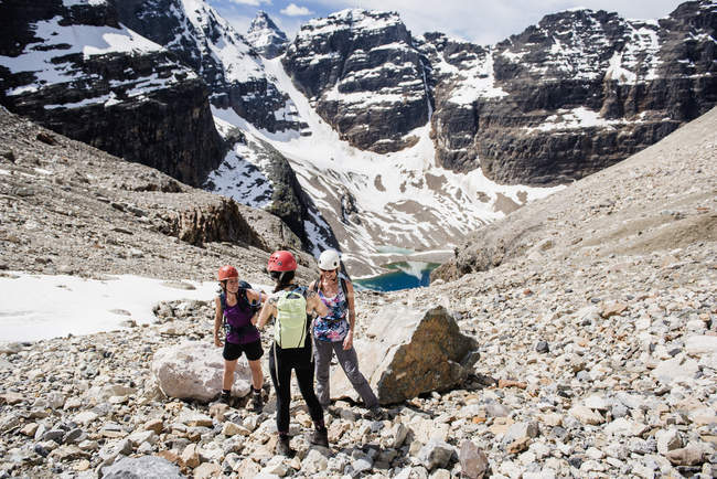 Women hiking in sunny, craggy mountain landscape, Yoho Park, British Columbia, Canada — Stock Photo