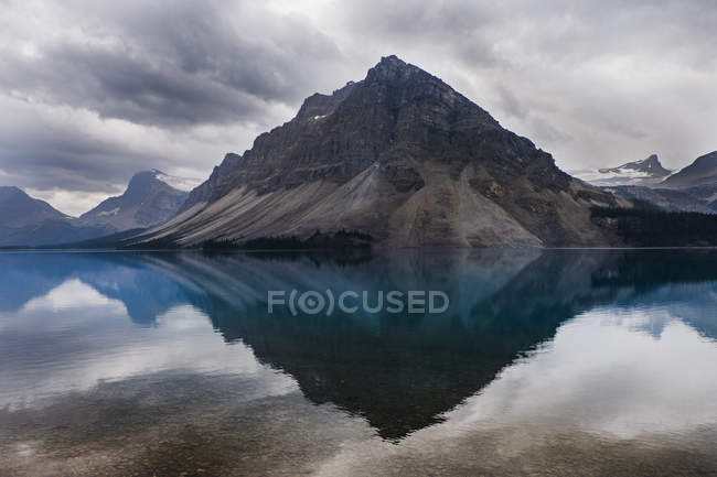 Vista tranquila de montanhas escarpadas e plácido Lago Bow, Alberta, Canadá — Fotografia de Stock