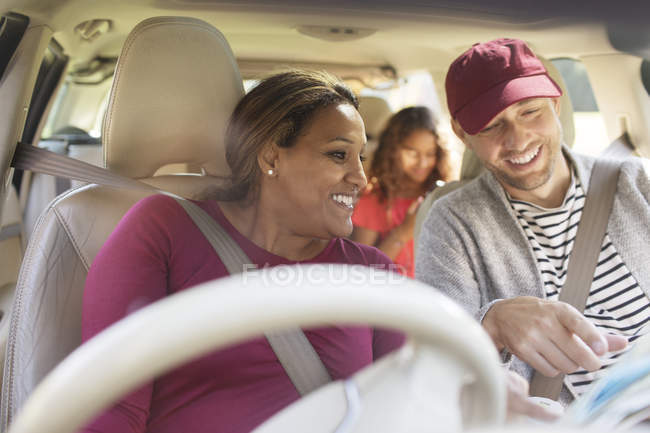 Casal em viagem de carro, olhando para o mapa em carro — Fotografia de Stock