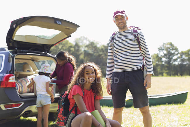 Ritratto felice padre e figlia campeggio, scarico auto — Foto stock