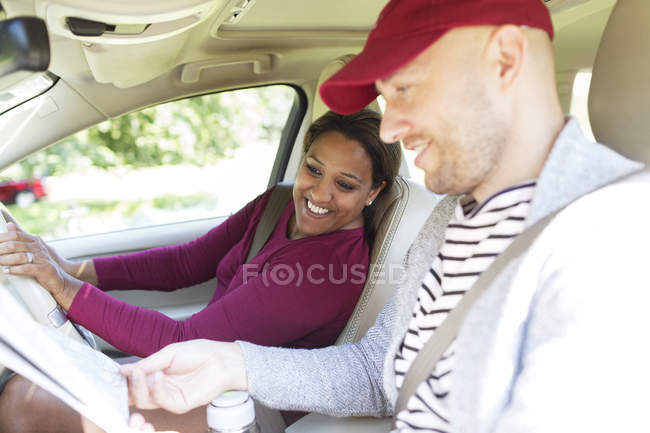 Пара дивиться на карту в машині під час поїздки — стокове фото