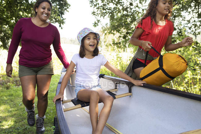 Família feliz com canoa — Fotografia de Stock