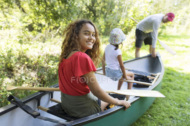 Retrato sorridente menina em canoa — Fotografia de Stock