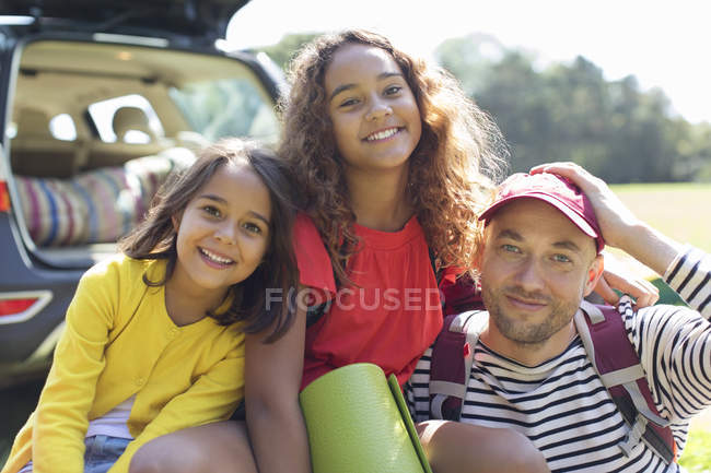Retrato feliz pai e filhas — Fotografia de Stock