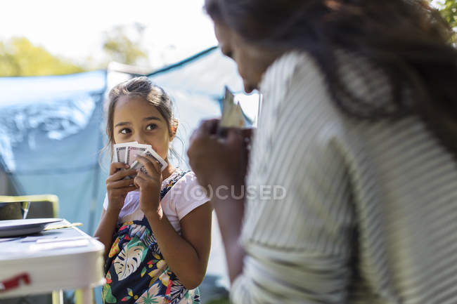 Mutter und Tochter spielen Kartenspiel auf dem Campingplatz — Stockfoto