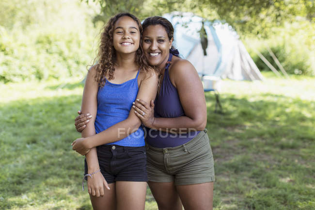 Retrato feliz, cariñosa madre e hija en el camping - foto de stock
