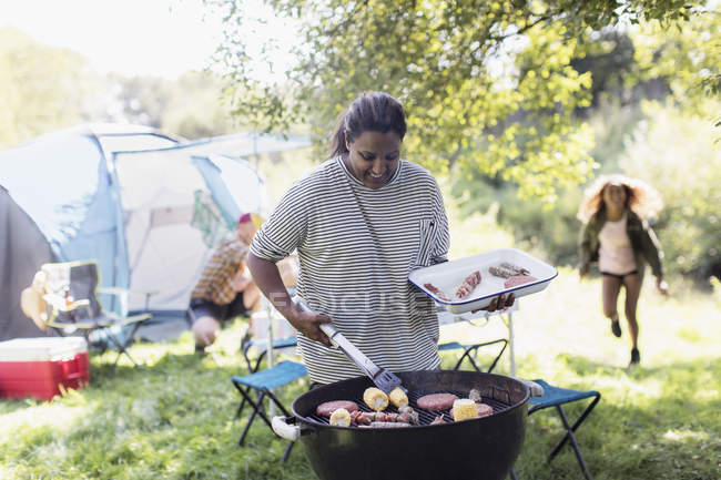 Frau grillt auf Campingplatz — Stockfoto