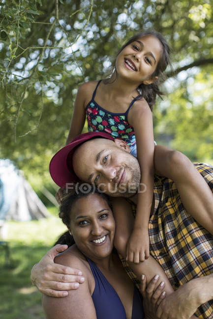 Porträt glückliche Familie im Hinterhof — Stockfoto