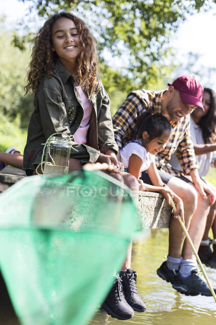 Щаслива сімейна риболовля з сіткою на причалі — стокове фото